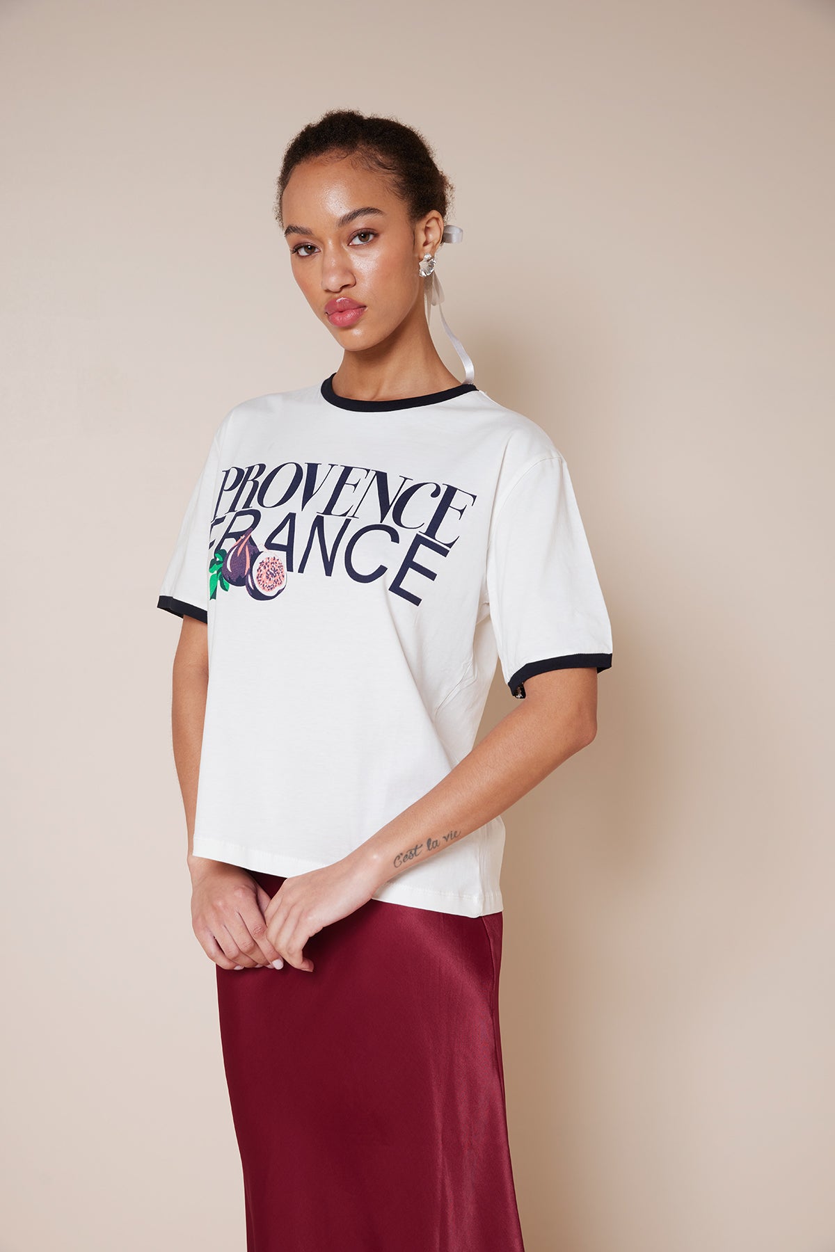 KONTRAST DETAYLI YAZI BASKILI T-SHIRT