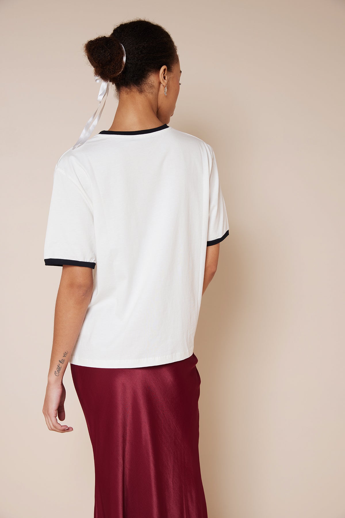 KONTRAST DETAYLI YAZI BASKILI T-SHIRT