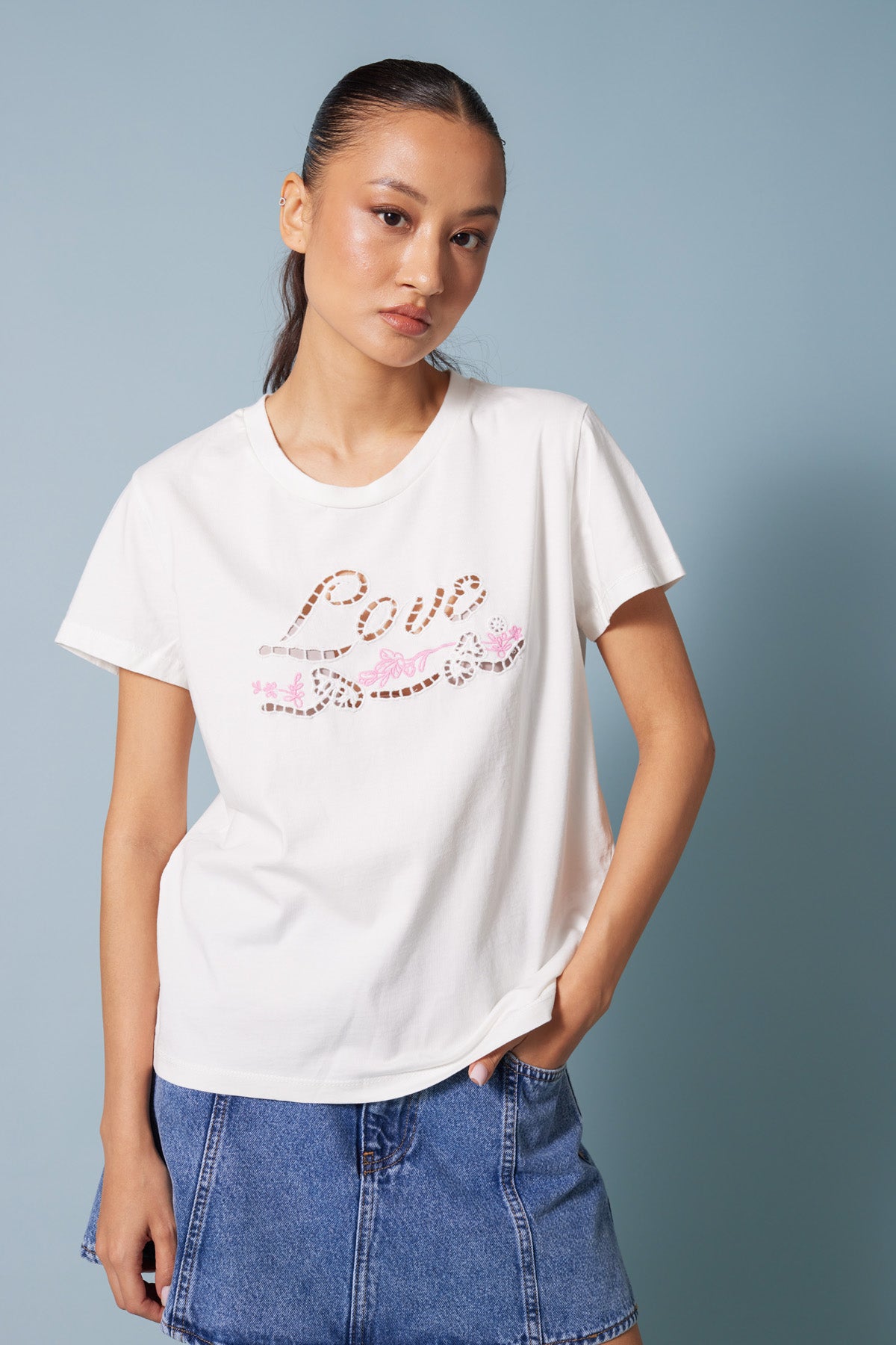 NAKIŞLI KISA KOLLU T-SHIRT