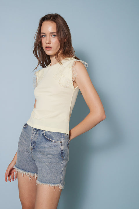 SARI — OMUZLARI ÇİÇEK DETAYLI KOLSUZ T-SHIRT