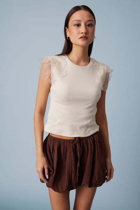ADAÇAYI — OMUZLARI ÇİÇEK DETAYLI KOLSUZ T-SHIRT