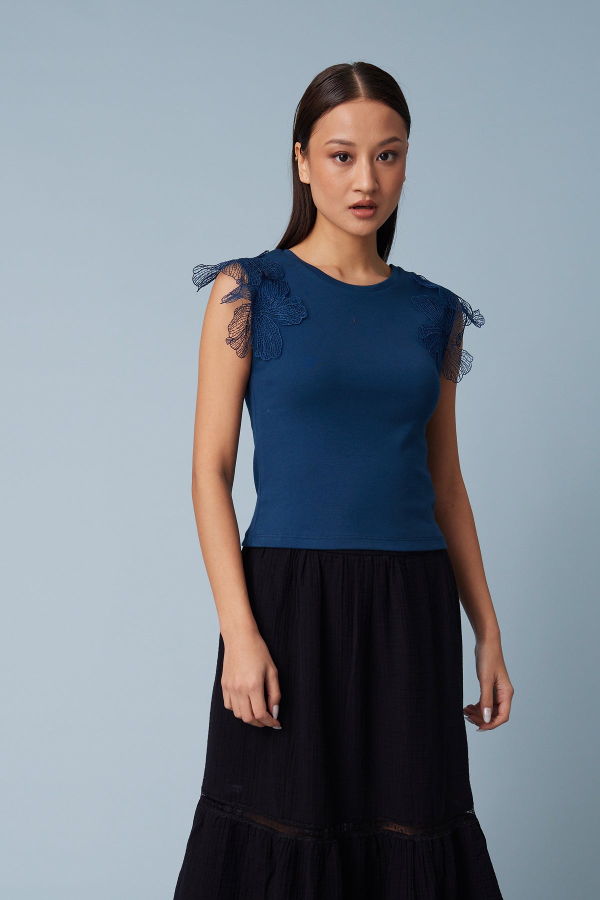 OMUZLARI ÇİÇEK DETAYLI KOLSUZ T-SHIRT