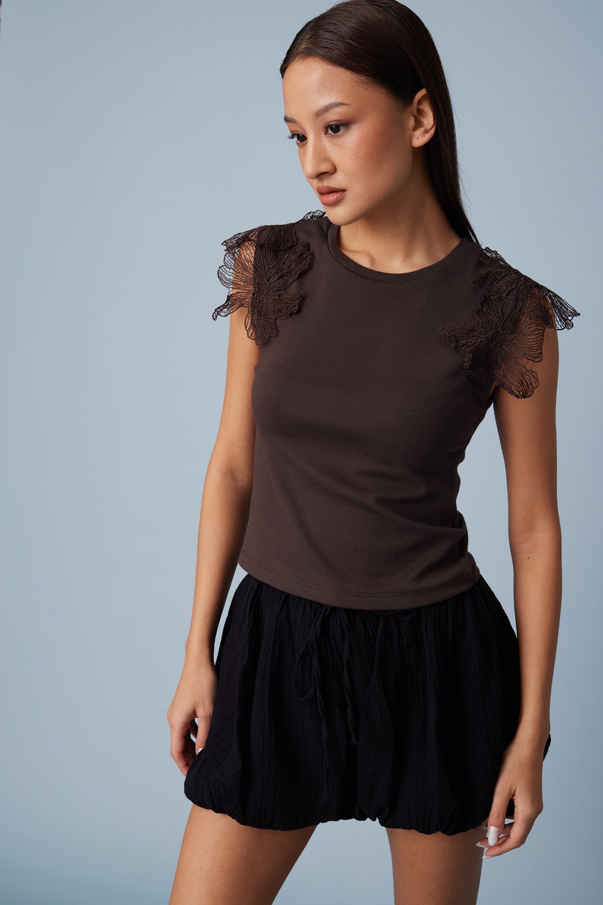 OMUZLARI ÇİÇEK DETAYLI KOLSUZ T-SHIRT