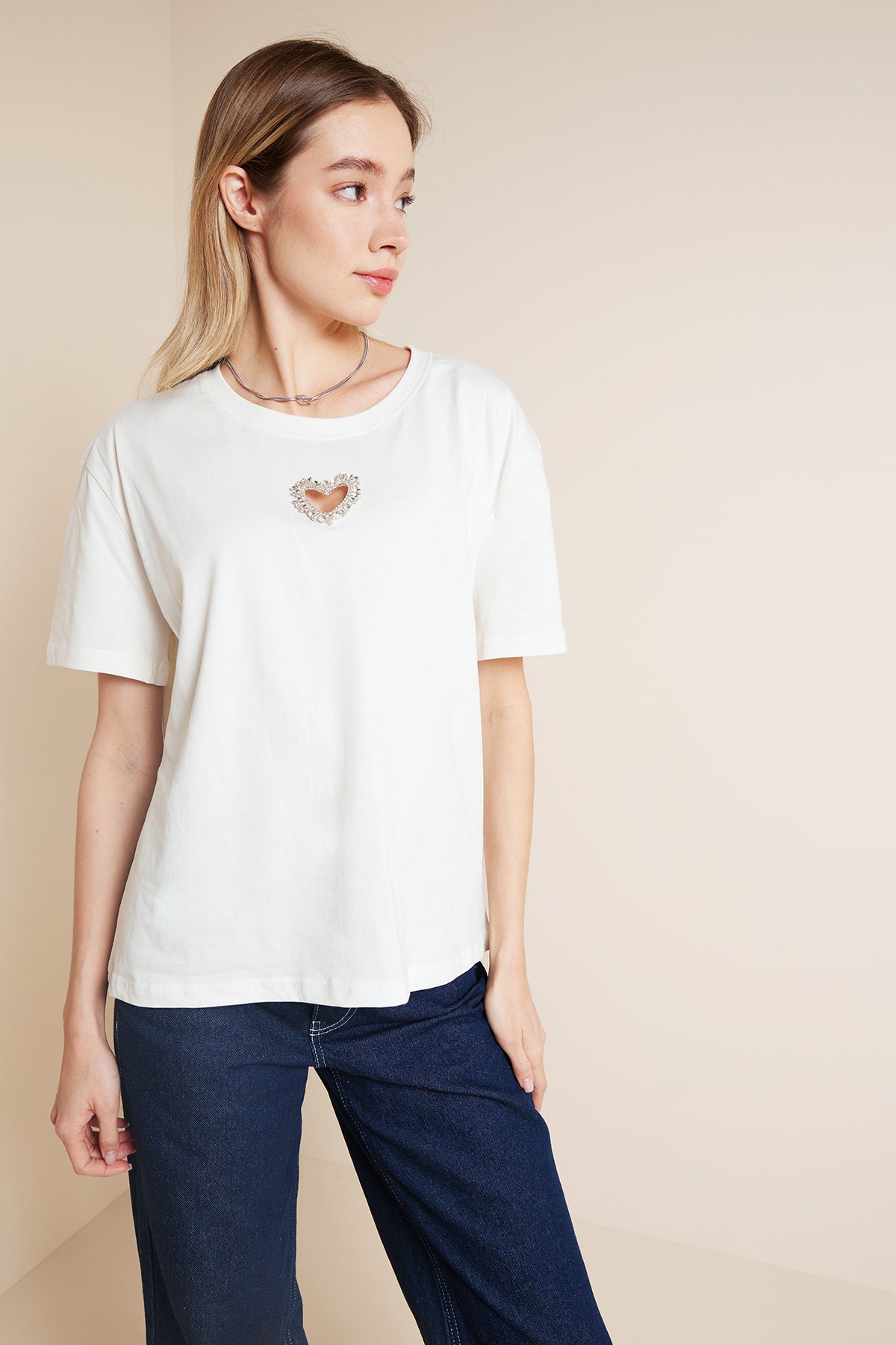 ÖNÜ KALP İŞLEMELİ KISA KOLLU T-SHIRT