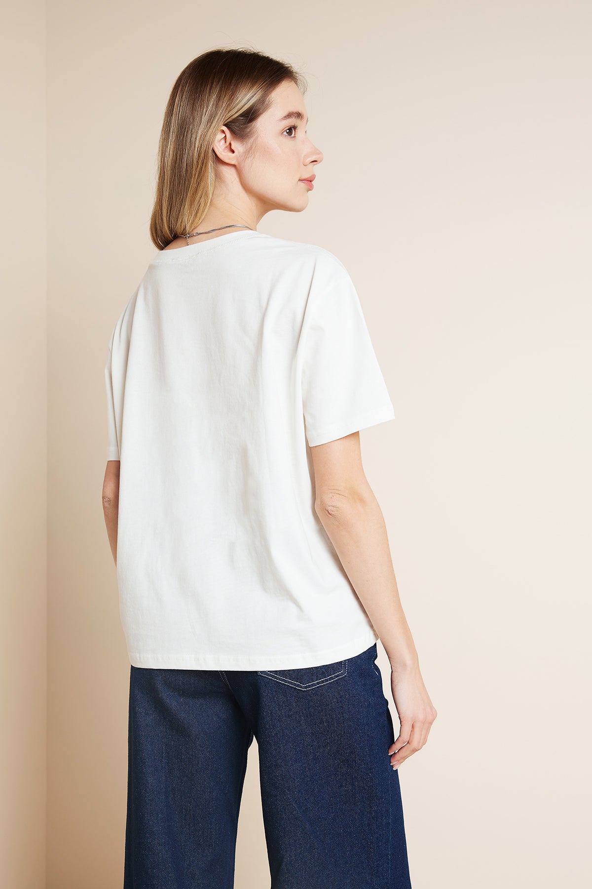 ÖNÜ KALP İŞLEMELİ KISA KOLLU T-SHIRT