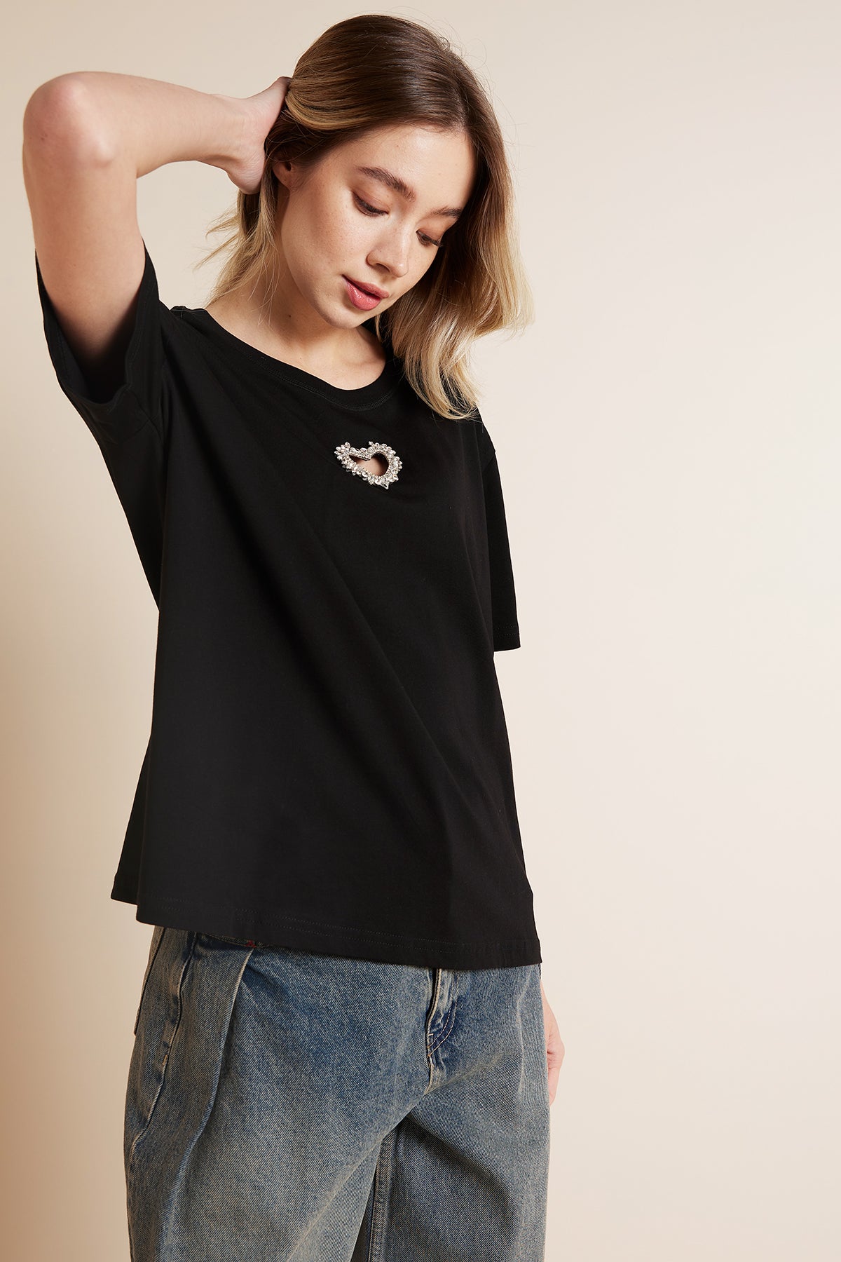 ÖNÜ KALP İŞLEMELİ KISA KOLLU T-SHIRT