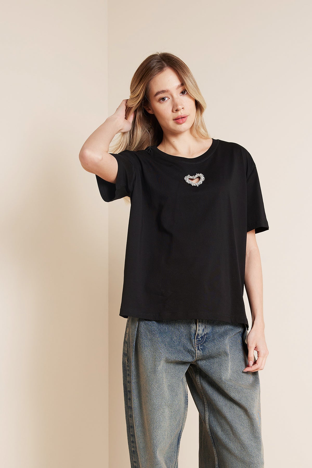 ÖNÜ KALP İŞLEMELİ KISA KOLLU T-SHIRT