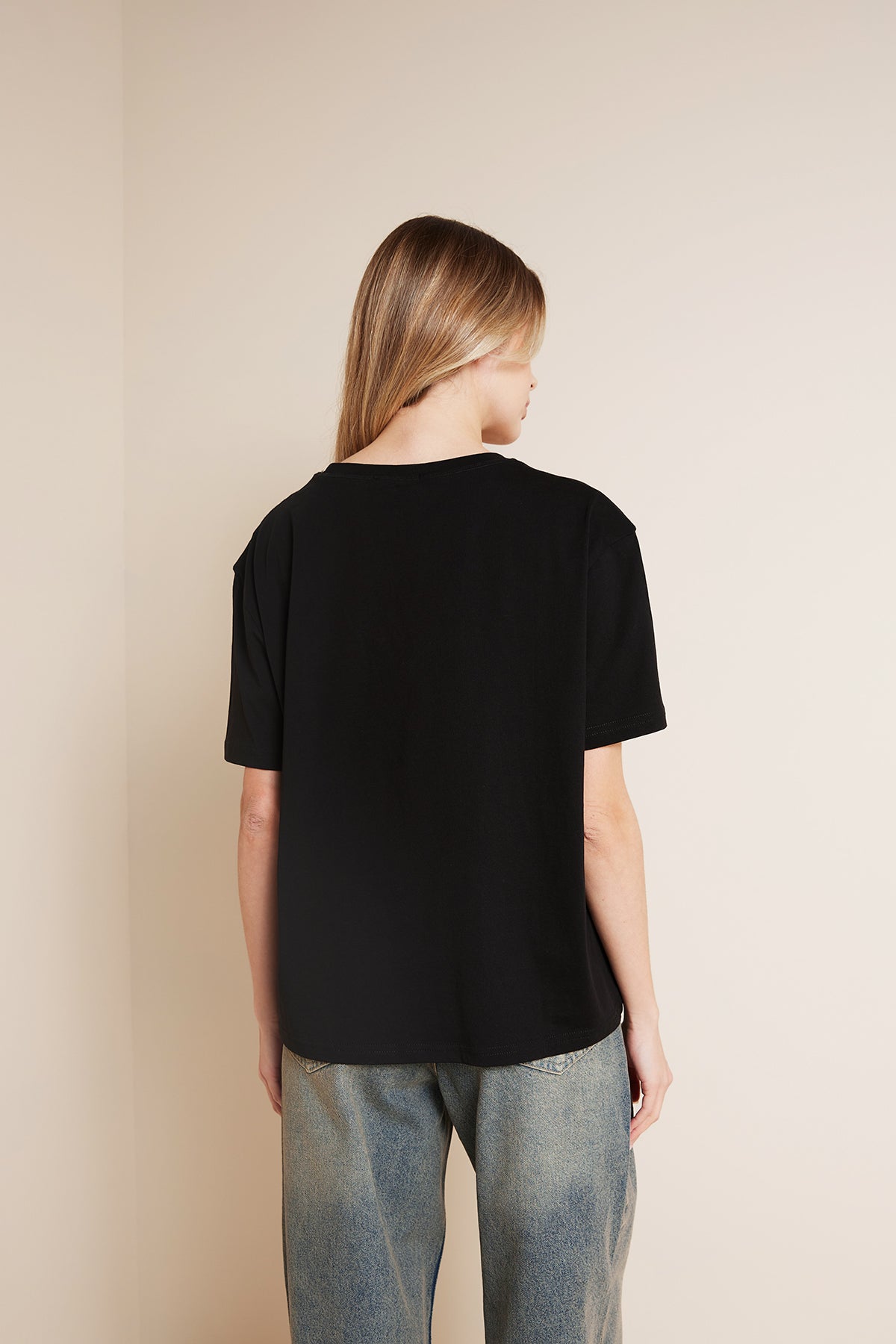 ÖNÜ KALP İŞLEMELİ KISA KOLLU T-SHIRT