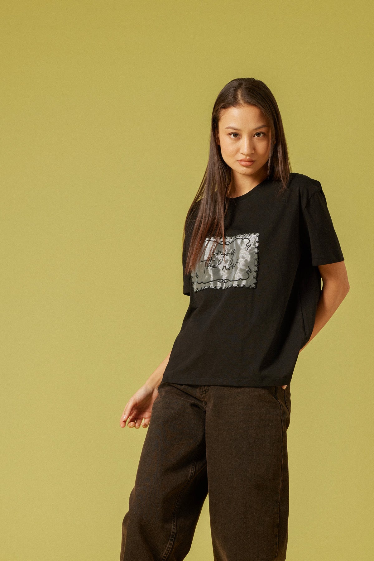 ORGANZE NAKIŞ DETAYLI T-SHIRT