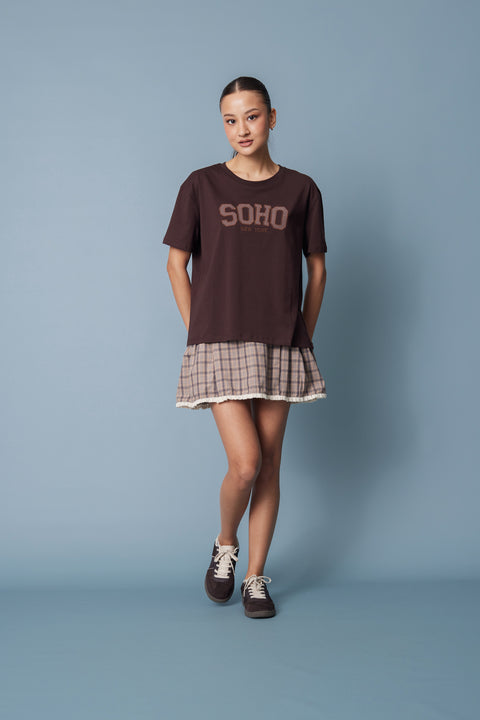 KAHVE — PÖTİKARE YAMA DETAYLI KISA KOLLU T-SHIRT