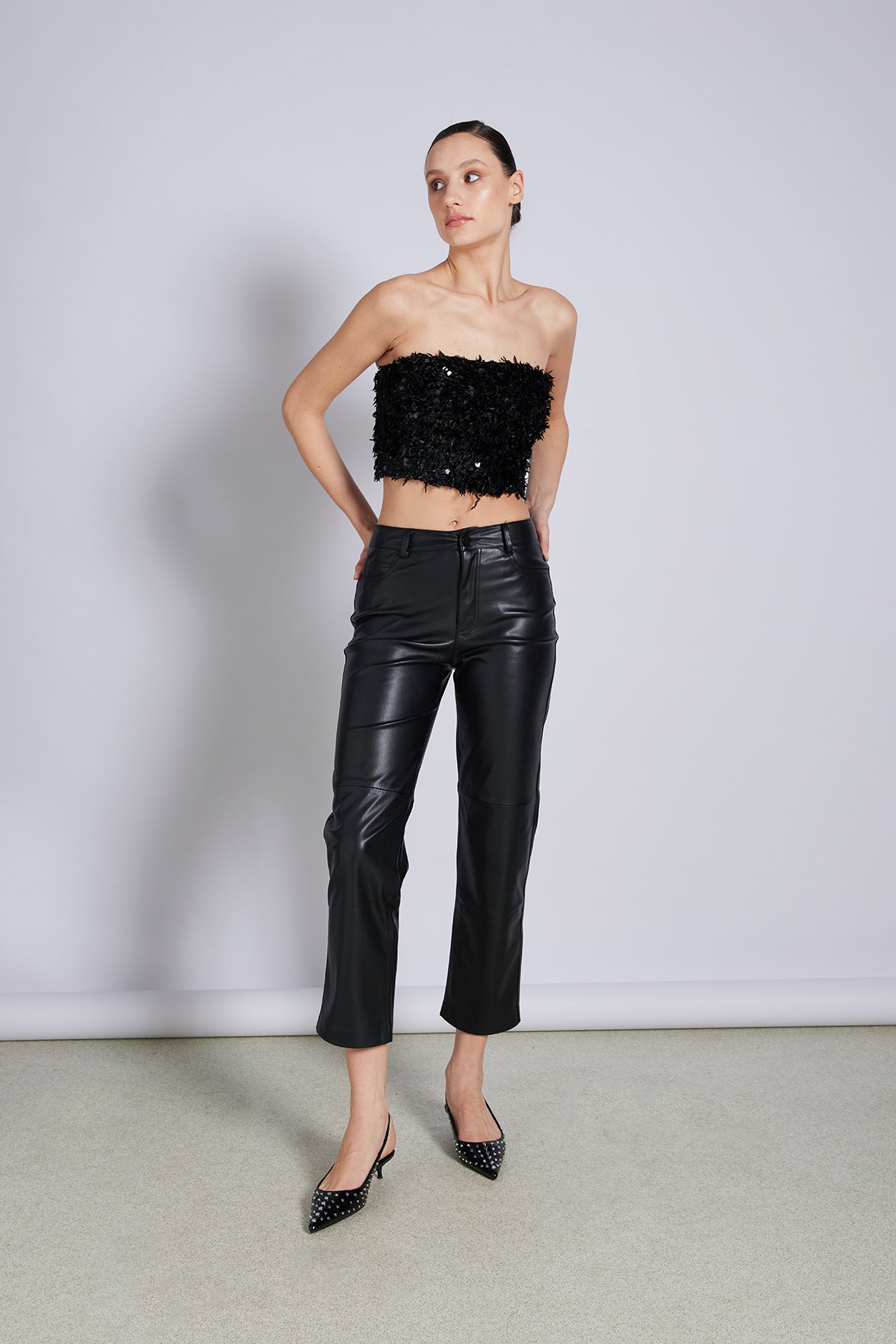 PULLU KIRÇILLI STRAPLEZ TOP