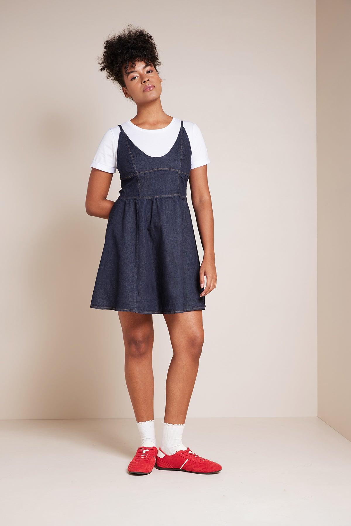 T-SHIRT İLE KOMBİNLİ DENIM ELBİSE