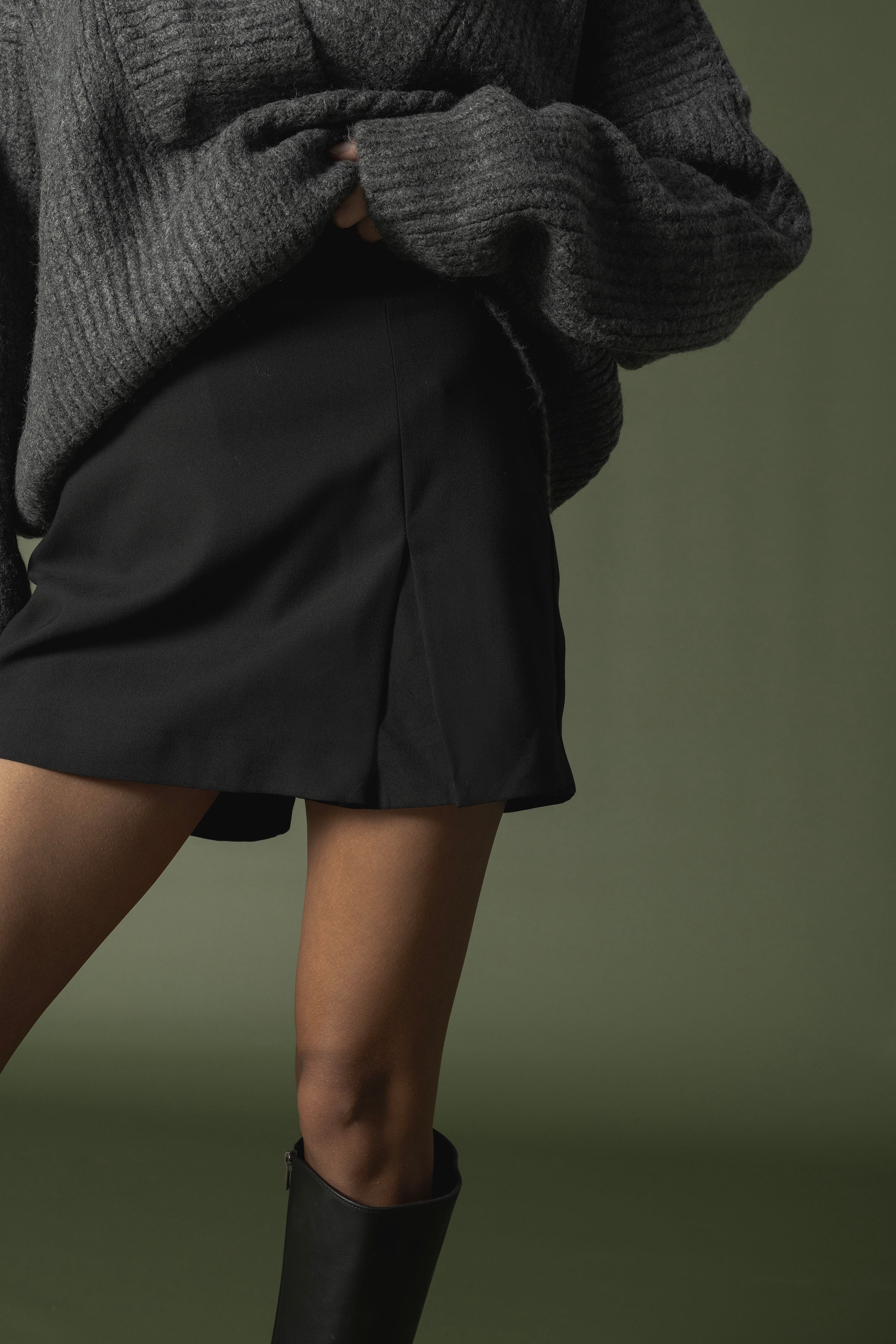 YIRTMAÇ DETAYLI KISA ETEK