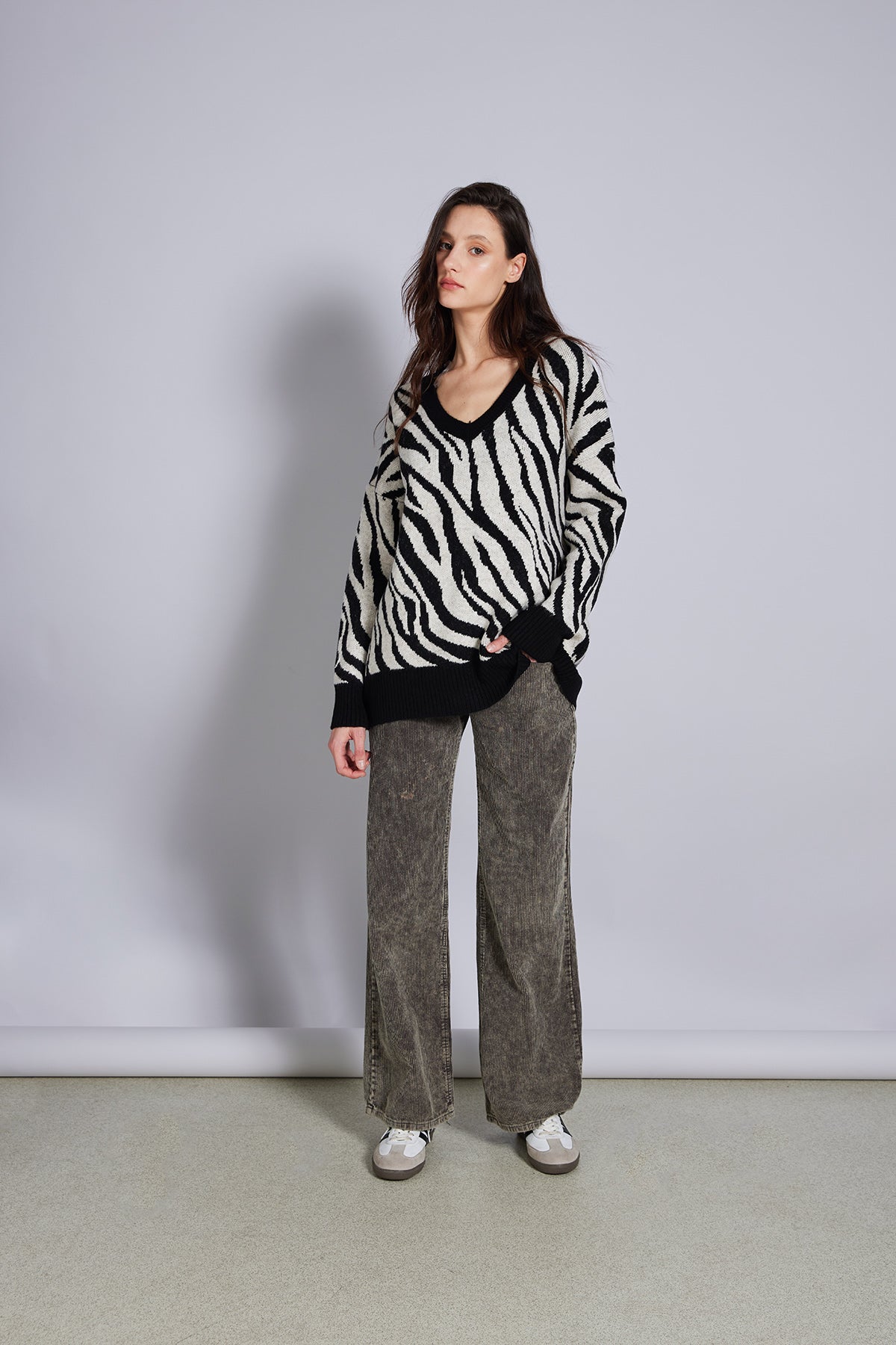 Zebra Desen V Yaka Triko Kazak