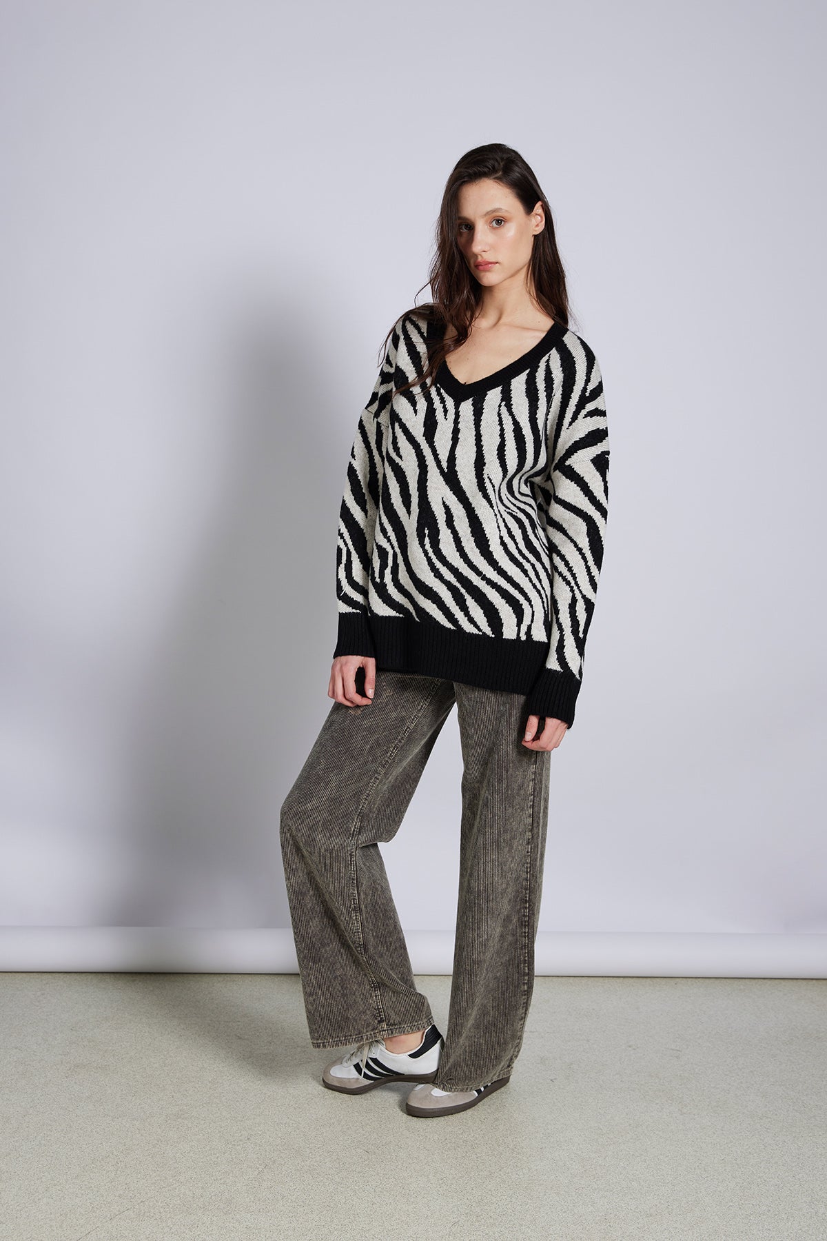 Zebra Desen V Yaka Triko Kazak