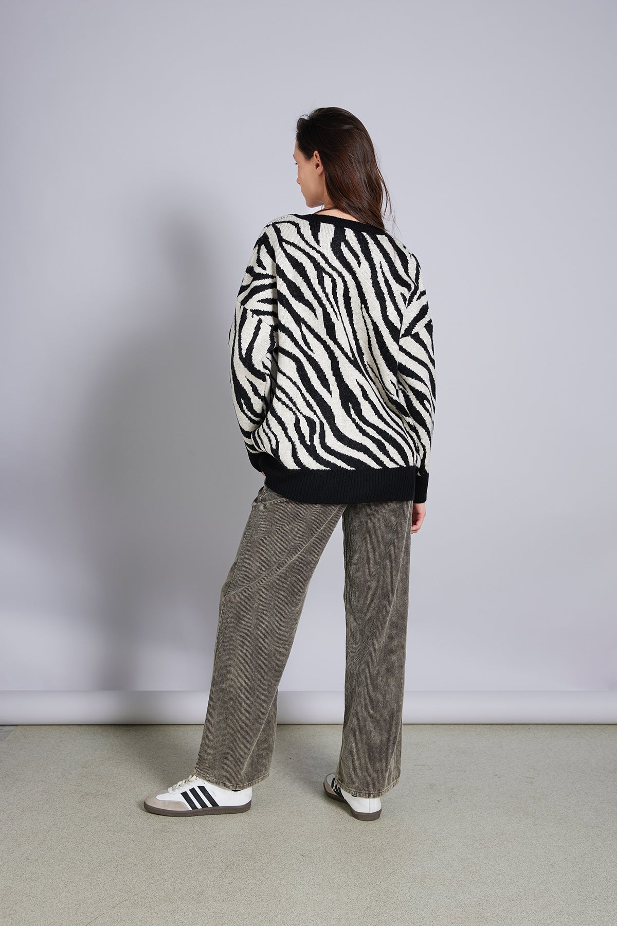 Zebra Desen V Yaka Triko Kazak